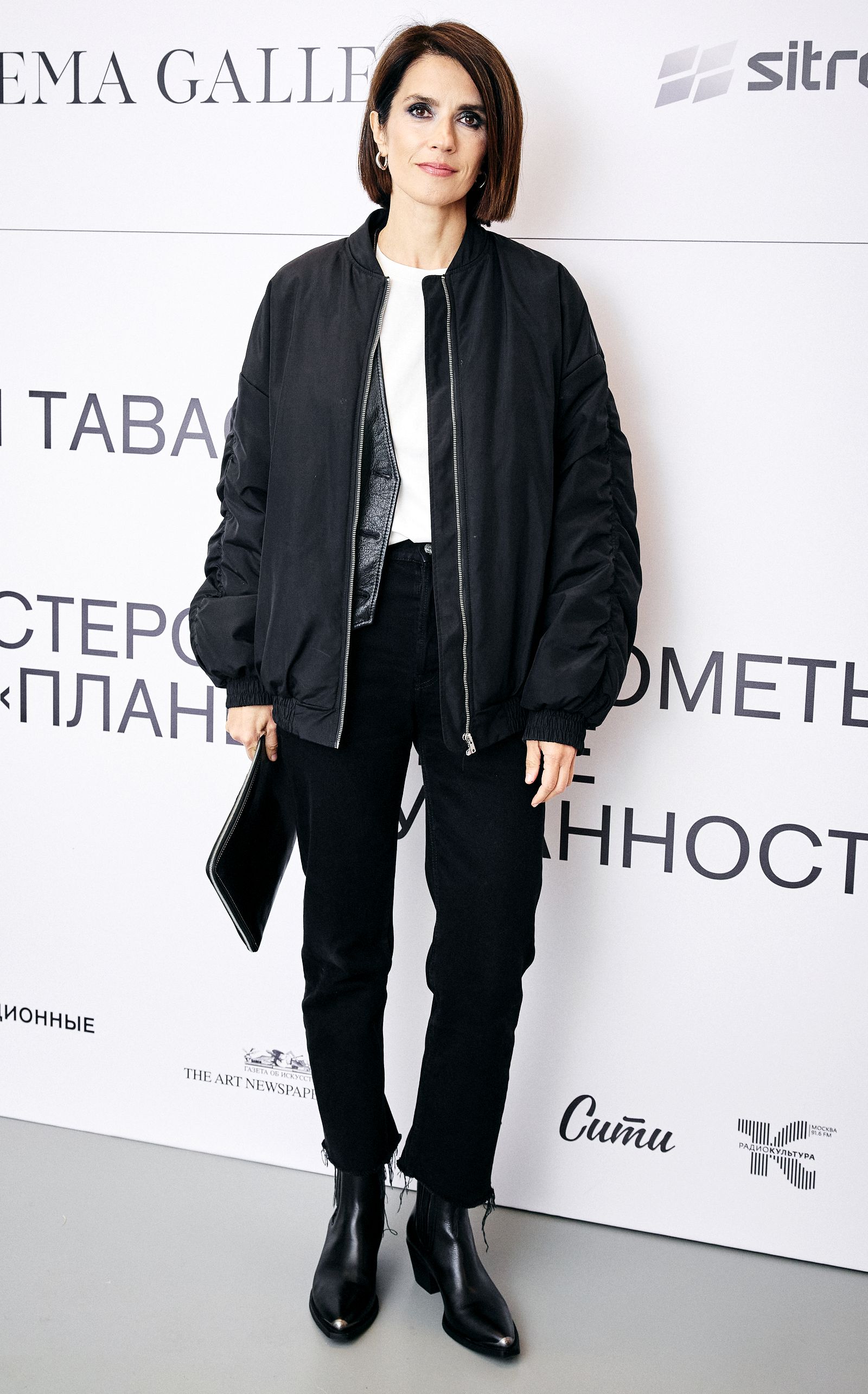 Ксения Соловьева на открытии выставки Ростана Тавасиева в Sistema Gallery, 12 сентября 2023 г.