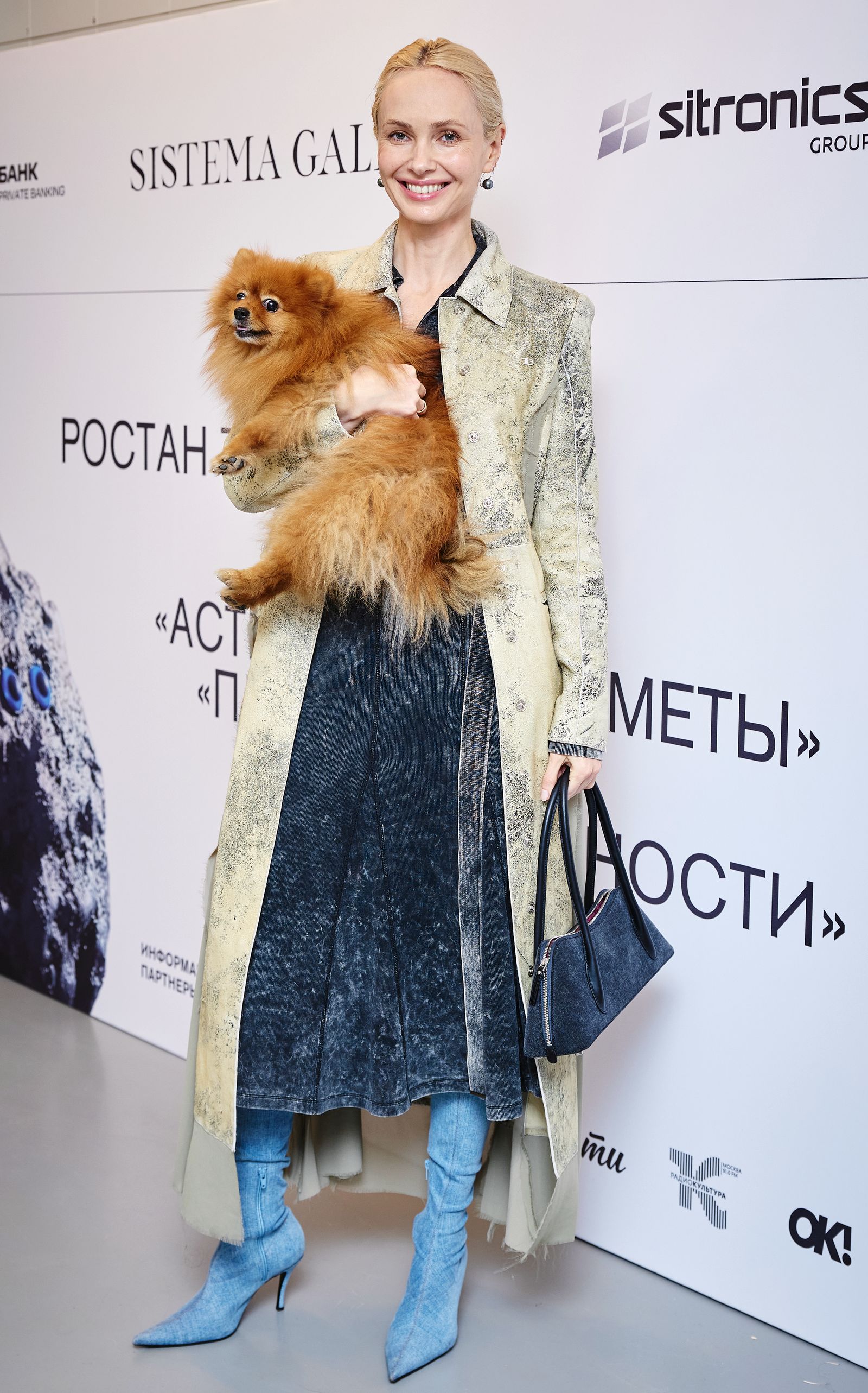 Ольга Карпуть на открытии выставки Ростана Тавасиева в Sistema Gallery, 12 сентября 2023 г.