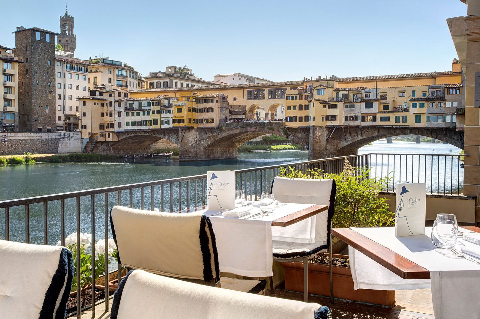 Терраса Picteau Bistrot & Cocktail Bar с видом на реку Арно и мост Ponte Vecchio Терраса Picteau Bistrot & Cocktail Bar