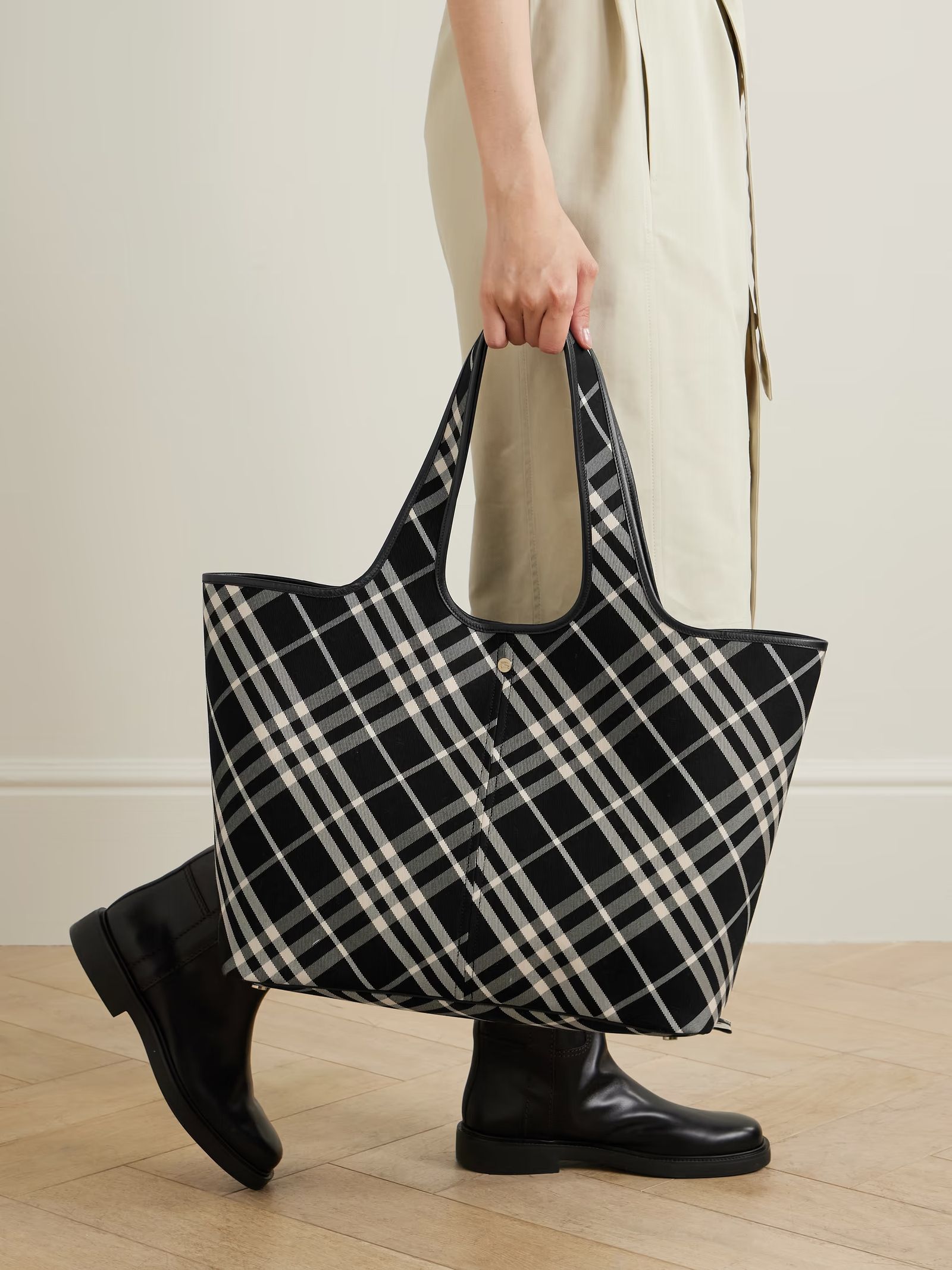 Модные тренды 2024/25: сумка Burberry