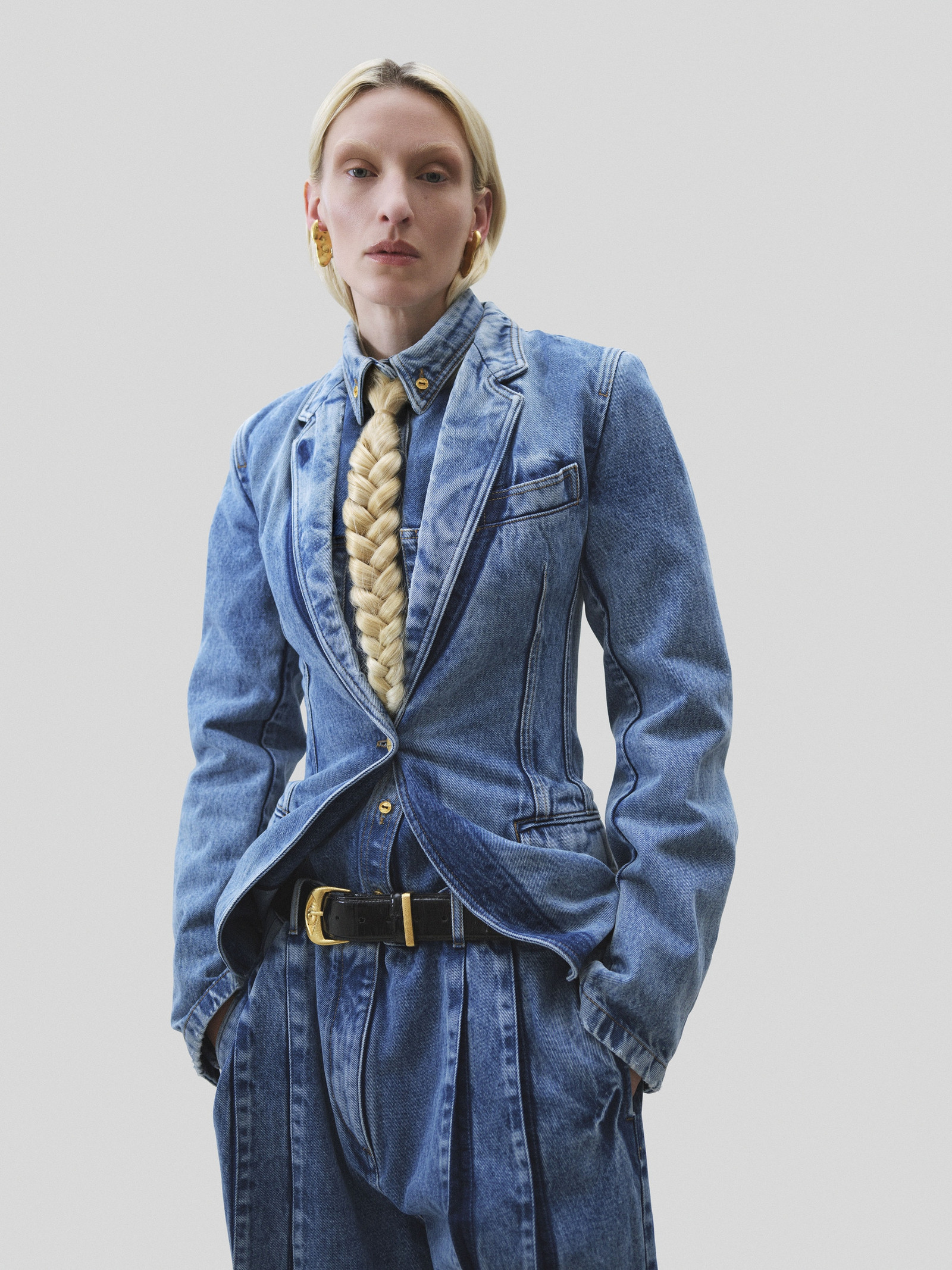 Галстук из волос Schiaparelli: светлая коса