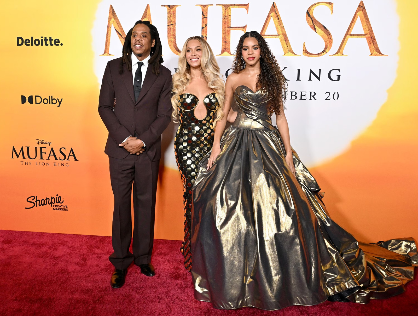 Бейонсе с дочерью и с мужем Бейонсе (в платье Disney x Balmain) с мужем и дочерью