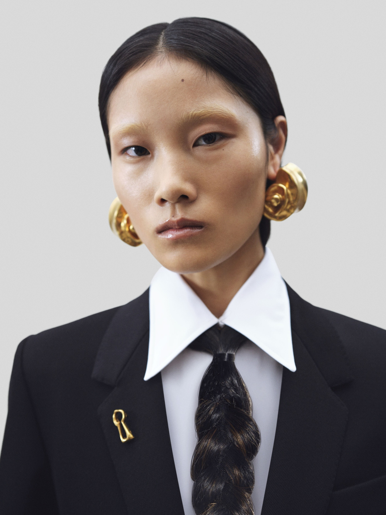 Галстук из волос Schiaparelli: темная коса