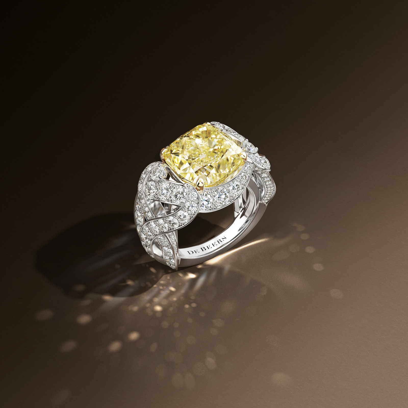 De Beers, коллекция Essence of Nature 2025, кольцо с желтым бриллиантом Interlace Бриллианты De Beers: кольцо Essence of Nature Interlace Masterpiece