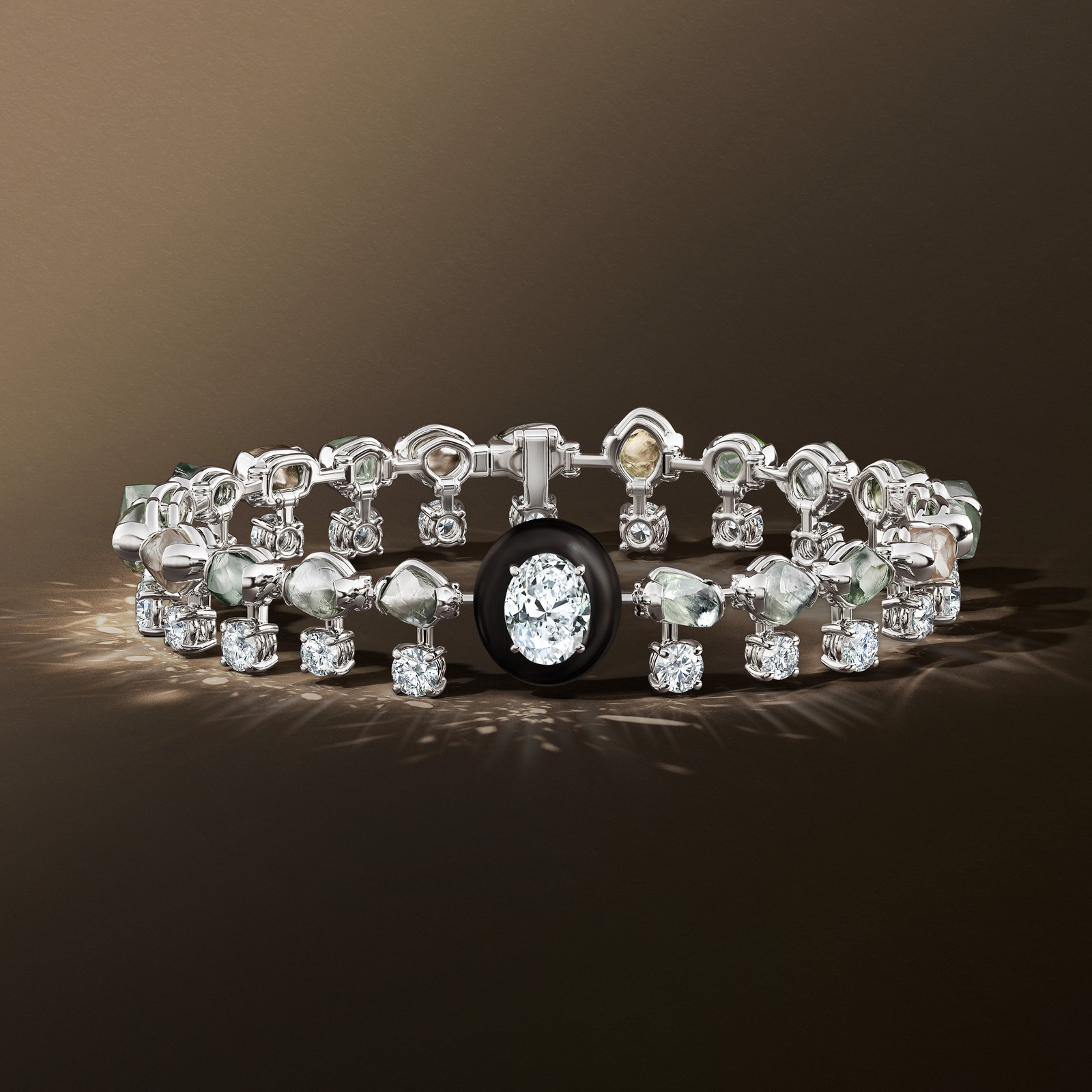 De Beers, коллекция Essence of Nature 2025, браслет Embrace Бриллианты De Beers: браслет Essence of Nature Embrace