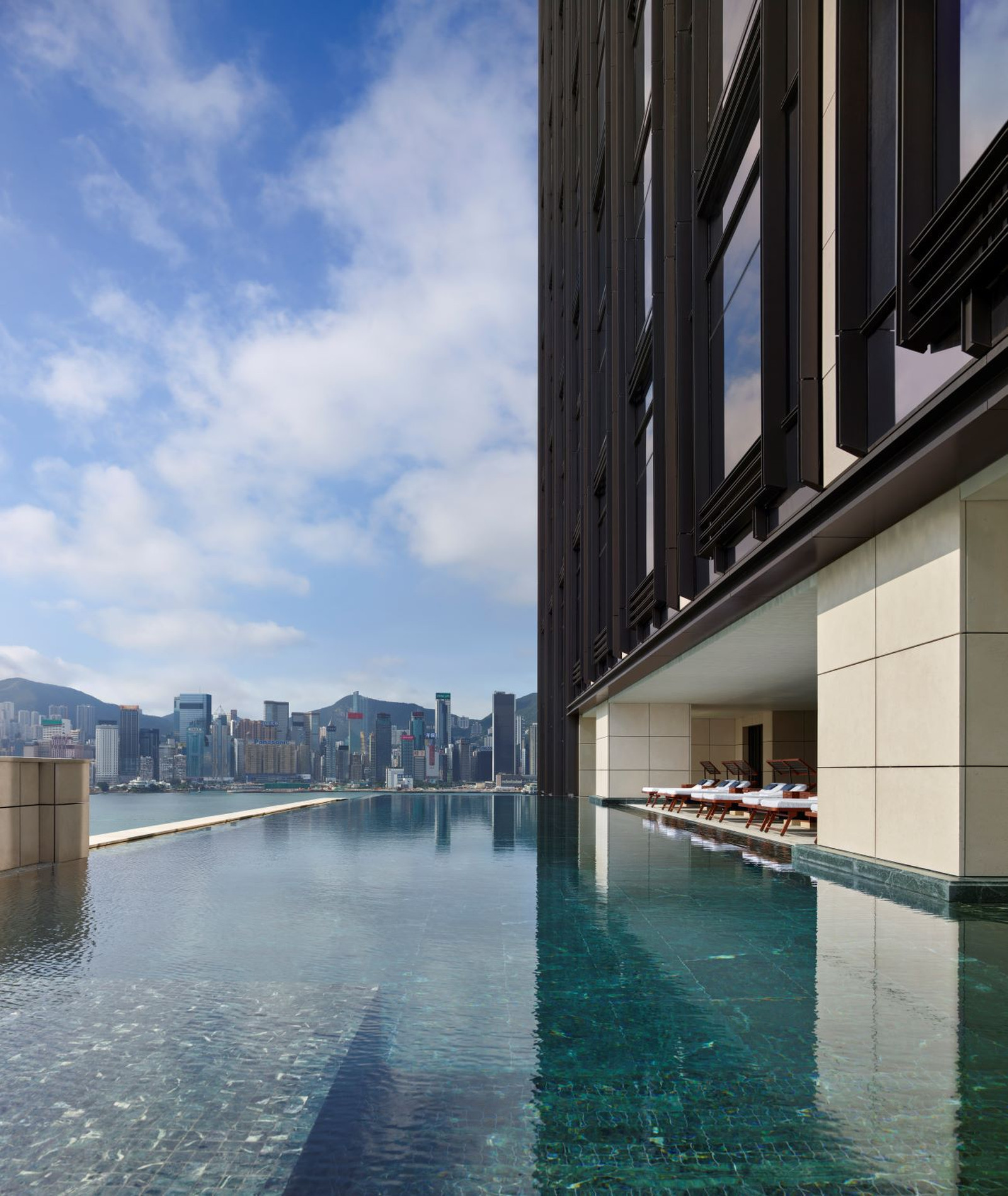 Бассейн в отеле Rosewood Гонконг Art Basel Hong Kong 2025, отель Rosewood Hong Kong