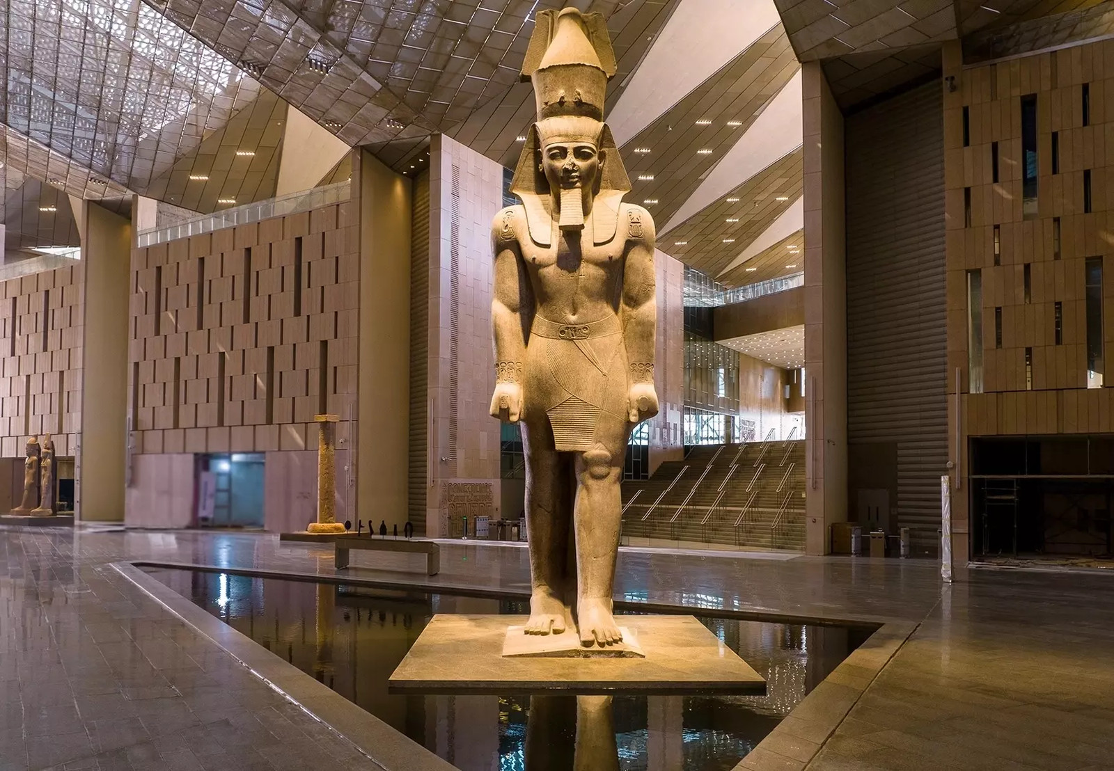 Рамзес II в атриуме Большого египетского музея