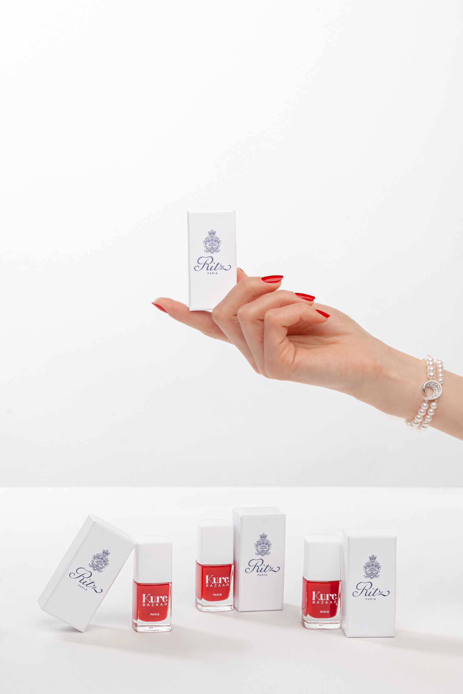 Лучший новогодний подарок 2026: красный лак для ногтей Ritz Paris и Kure Bazaar