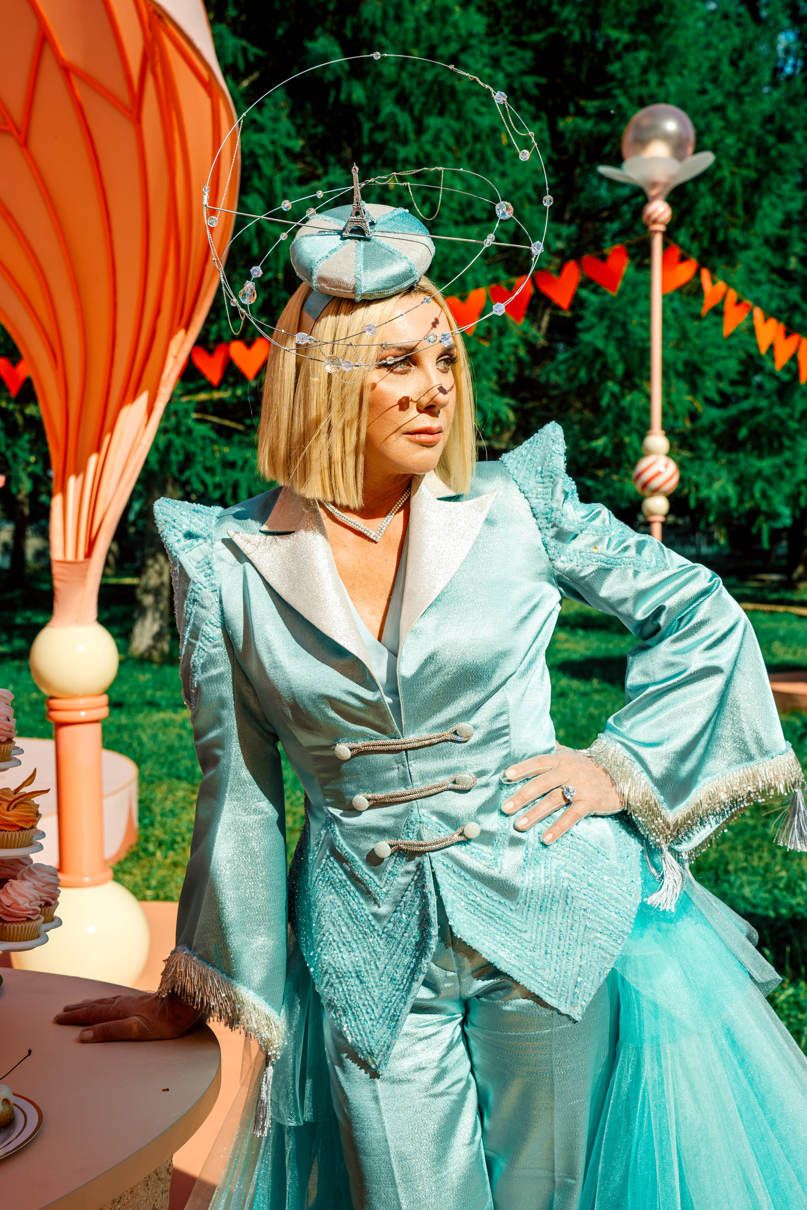 Образы Риммы Шапокляк в «Чебурашке 2», фото 3 Как одевается Римма Шапокляк в комедии «Чебурашка 2»: украшения Mercury