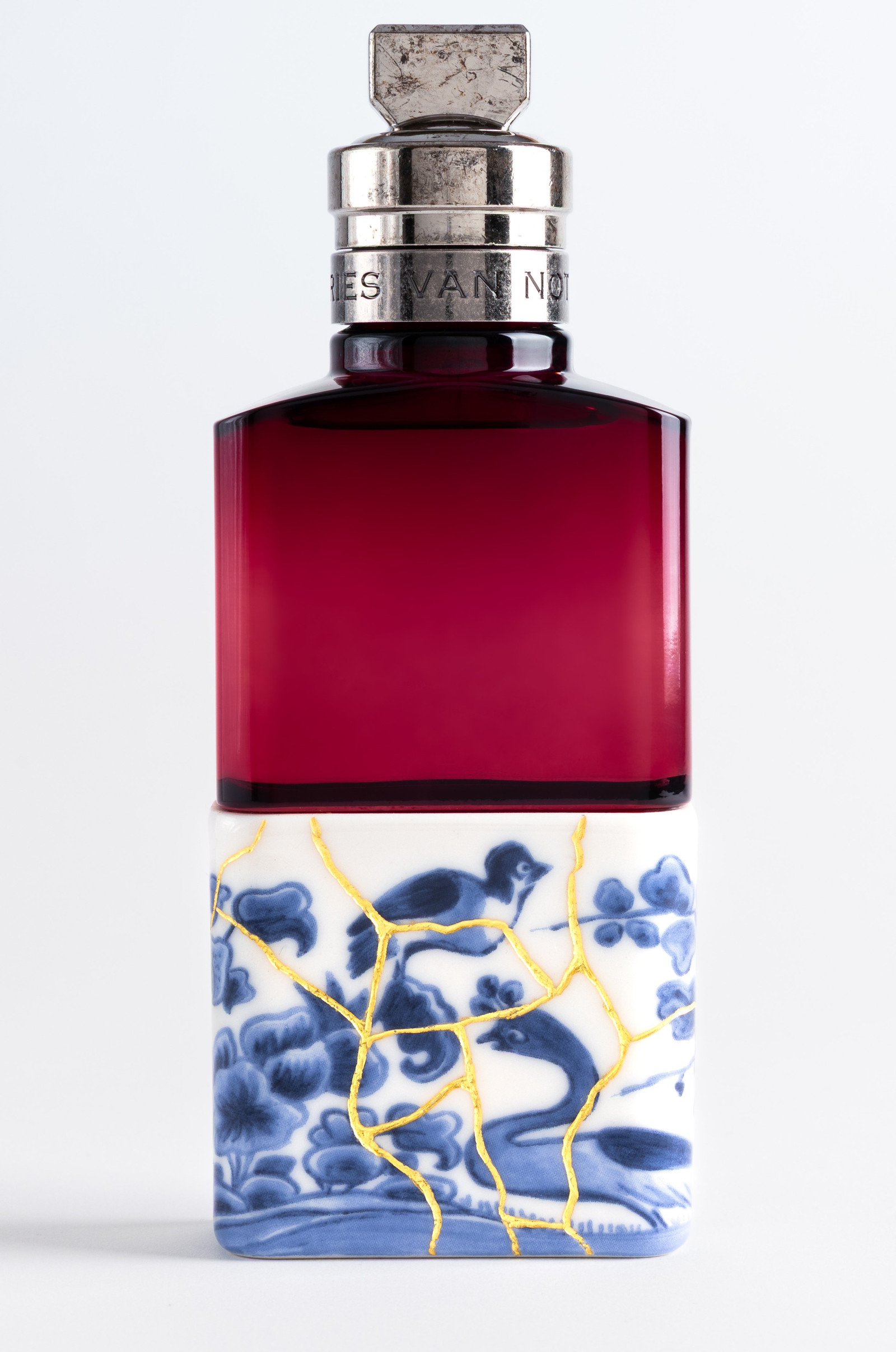 Подарки на 8 Марта: аромат Dries Van Noten Soie Malaquais Как удивить любимую 8 марта: аромат Soie Malaquais от Dries Van Noten