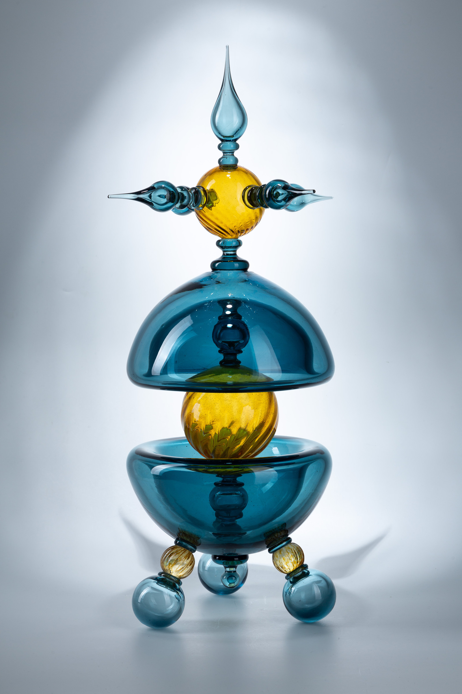 Выставка «Орбиты хрупких тел» в галерее Heritage в Москве, фото 1 Выставка современного художественного стекла: Макар Жемчужников, «Дивный сад»