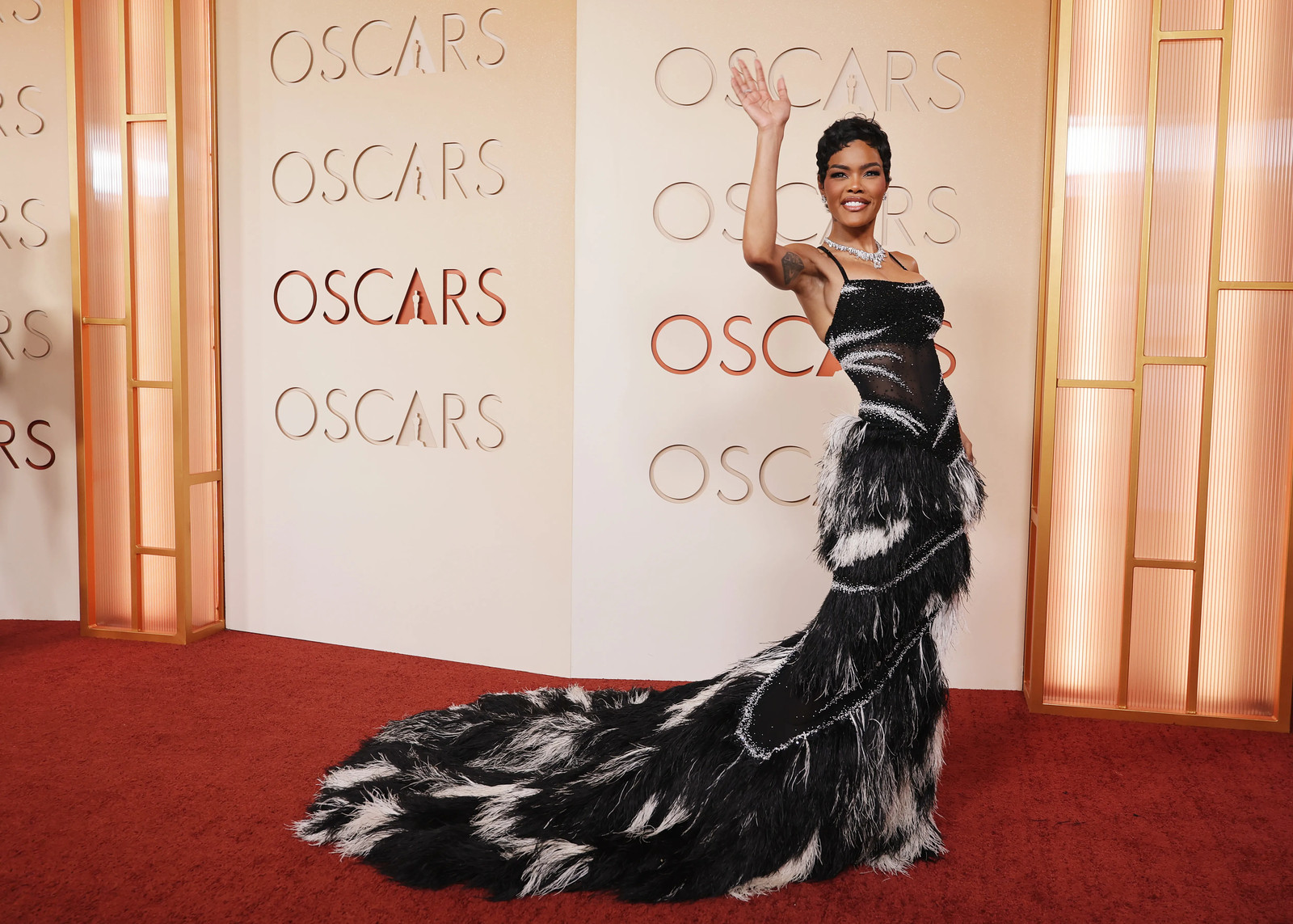 Образы звезд на церемонии Оскар 2026: Тейана Тейлор, фото 2 Украшения на Оскаре'26: Тейана Тейлор в платье Chanel и украшениях от Tiffany & Co.