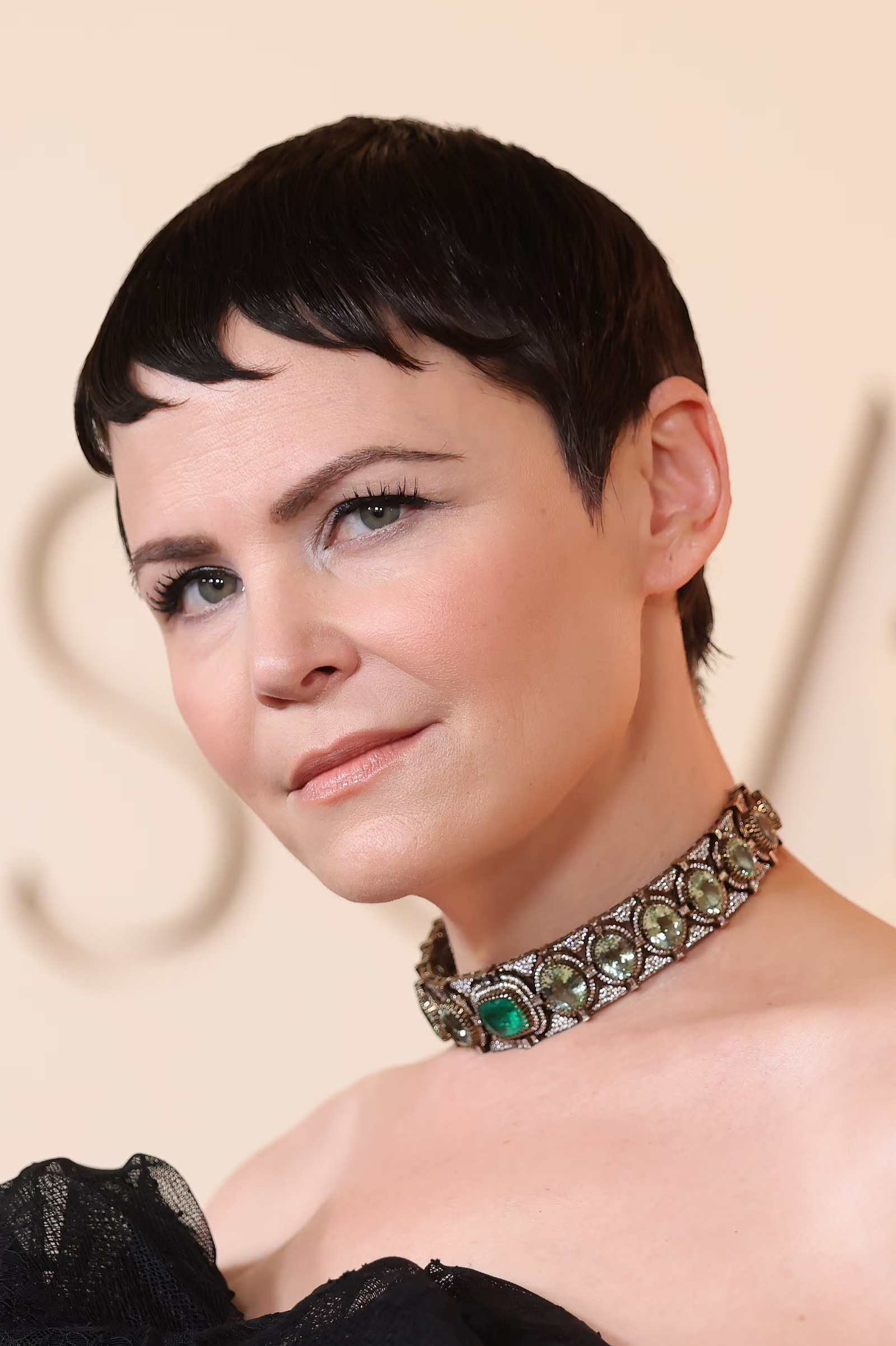 Образы звезд на церемонии Оскар 2026: Джиннифер Гудвин Драгоценности церемонии Оскар 2026: Джиннифер Гудвин в платье Monse и украшениях Sabyasachi